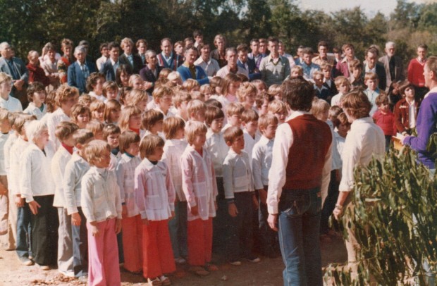 Inauguração do novo prédio da E. M. Padre José Scholl em abril de 1979, aparecendo alunos e moradores de Alto Padre Eterno